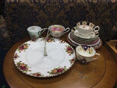 Lot 416 - A ROYAL ALBERT OLD COUNTRY ROSES CAKESTAND AND OTHER ITEMS