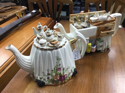 Lot 476 - A LOT OF TWO ROYAL ALBERT OLD COUNTRY ROSES TEA POTS AND POSY ORNAMENTS