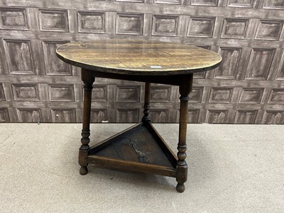 Lot 383 - AN OAK CIRCULAR TABLE