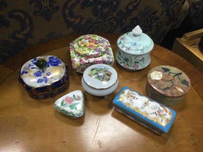 Lot 471 - A GROUP OF CERAMIC AND OTHER TRINKET BOXES