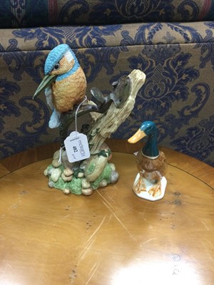 Lot 482 - A REGENCY FINE ARTS KINGFISHER AND OTHER CERAMICS AND GLASS