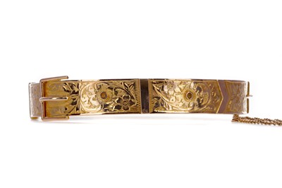Lot 540 - A GOLD BUCKLE BANGLE