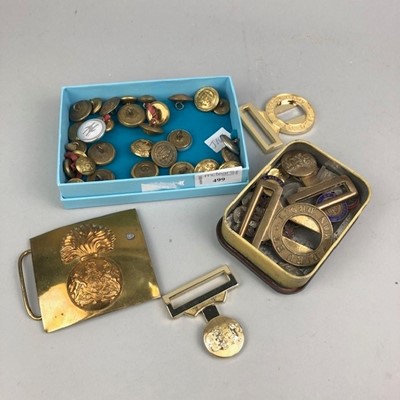 Lot 499 - A COLLECTION OF NAVAL AND OTHER BRASS BUTTONS, ALONG WITH OTHER ITEMS