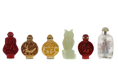 Lot 748 - A 20TH CENTURY CHINESE REVERSE PAINTED SNUFF BOTTLE, FOUR OTHER BOTTLES AND A HARDSTONE OWL