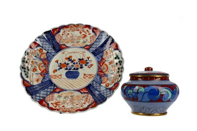 Lot 752 - AN EARLY 20TH CENTURY JAPANESE IMARI PLAQUE AND A CLOISONNE JAR