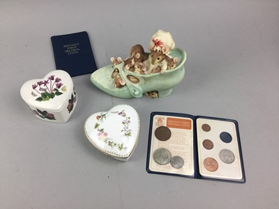 Lot 117 - A COLLECTION OF THIMBLES, TRINKET BOXES AND OTHER ITEMS