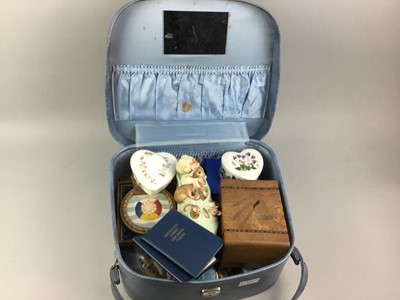Lot 117 - A COLLECTION OF THIMBLES, TRINKET BOXES AND OTHER ITEMS