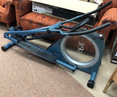 Lot 124 - AN ECLIPSE EXERCISE MACHINE