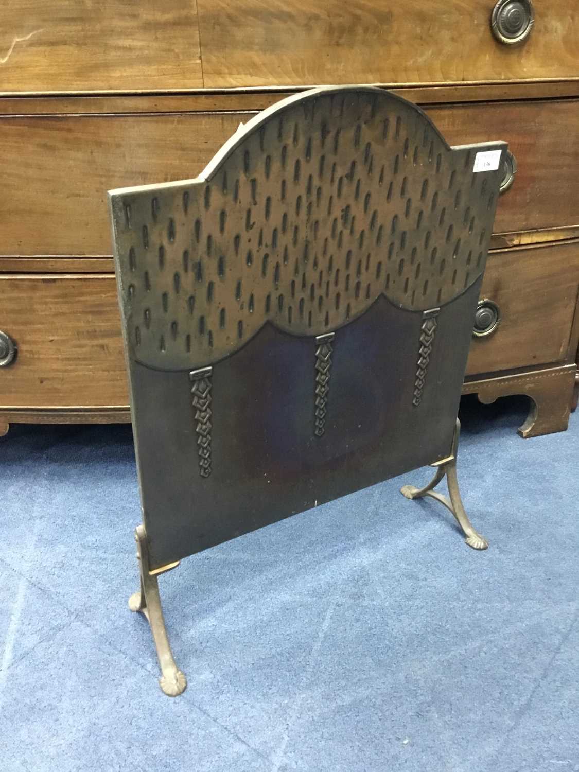 Lot 136 - AN EARLY 20TH CENTURY COPPER FIRE GUARD