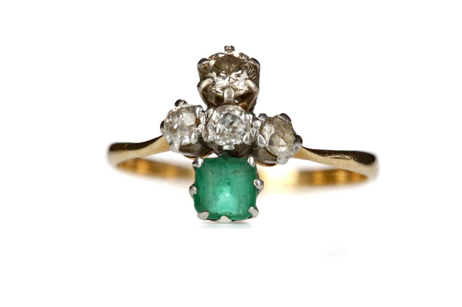 Lot 814 - AN EMERALD AND DIAMOND RING