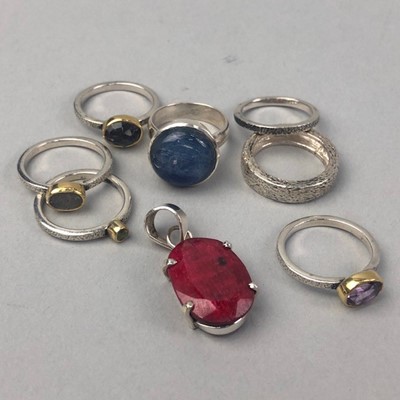 Lot 150 - A COLLECTION OF GEM SET RINGS AND PENDANT