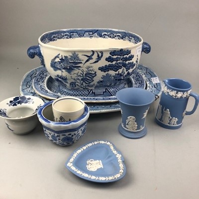 Lot 177 - A LOT OF BLUE AND WHITE CERAMICS AND OTHER CERAMICS