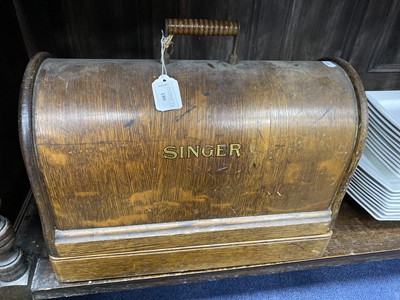 Lot 180 - A SINGER SEWING MACHINE IN CARRY CASE