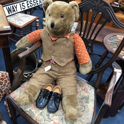 Lot 161 - A VINTAGE TEDDY BEAR AND A TOY TIGER