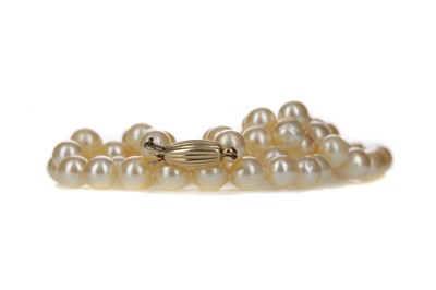 Lot 821 - A STRING OF PEARLS