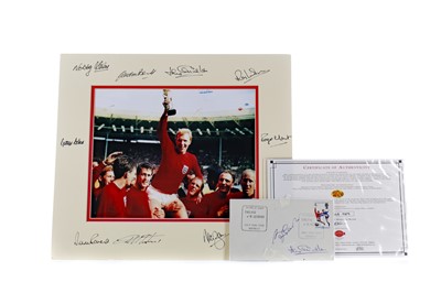 Lot 1736 - AN ENGLAND INTERNATIONAL 1966 WORLD CUP WINNERS AUTOGRAPH DISPLAY
