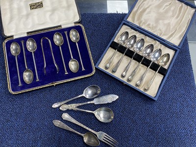 Lot 425 - A SET OF SIX SILVER TEASPOONS AND TONGS, ALONG WITH LOOSE FLATWARE