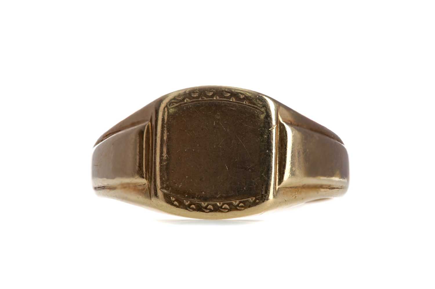 Lot 879 - A GOLD SIGNET RING