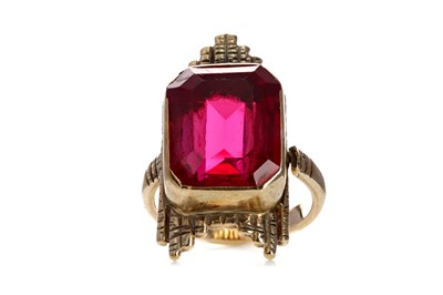 Lot 901 - AN ART DECO STYLE RED GEM SET RING