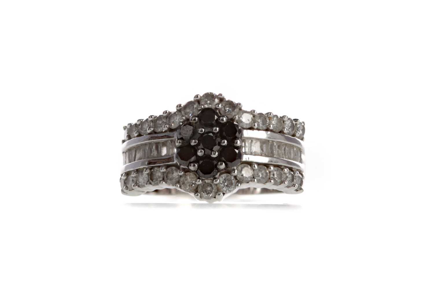 Lot 896 - A BLACK AND WHITE DIAMOND RING