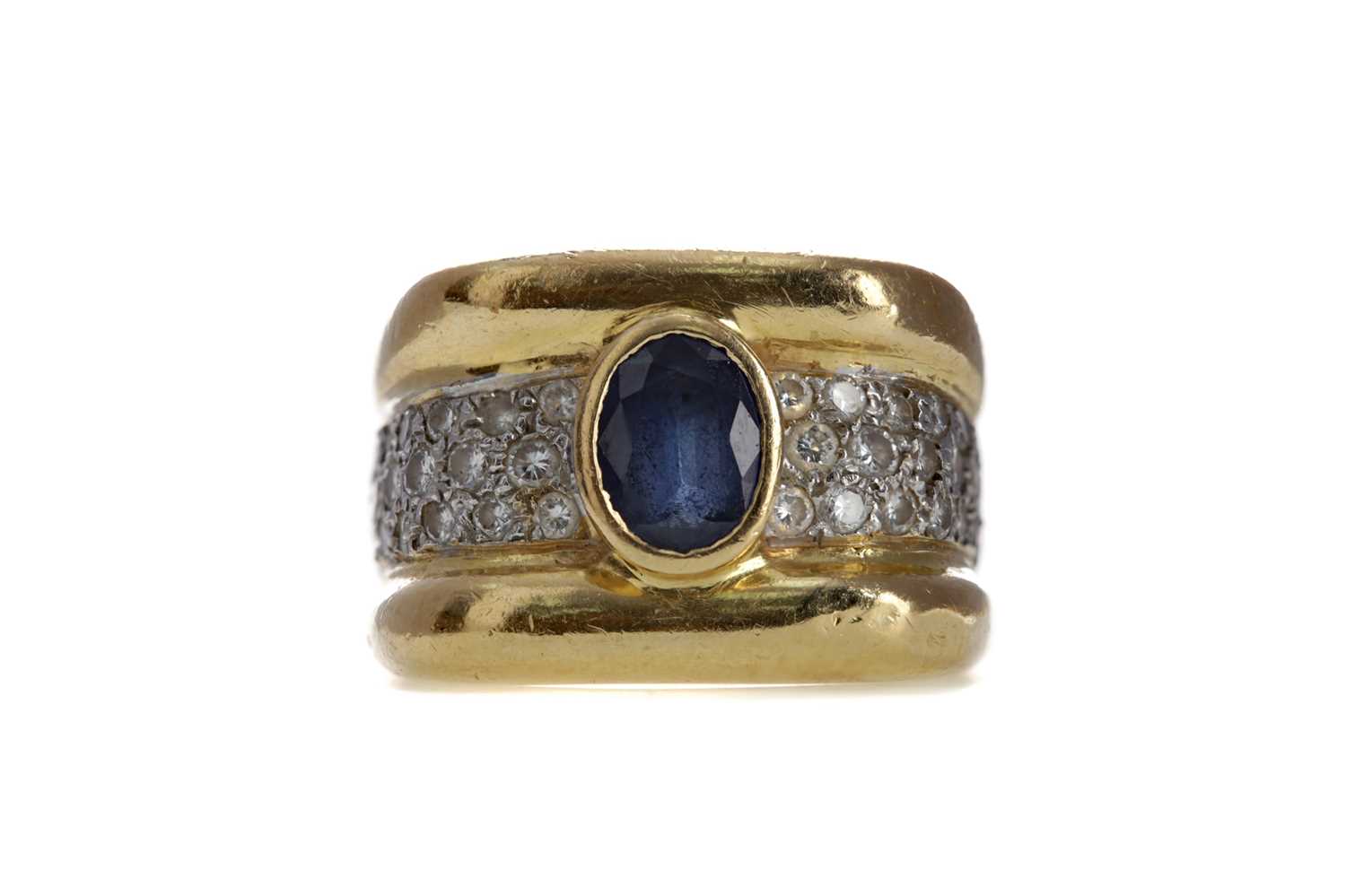 Lot 844 - A SAPPHIRE AND DIAMOND RING