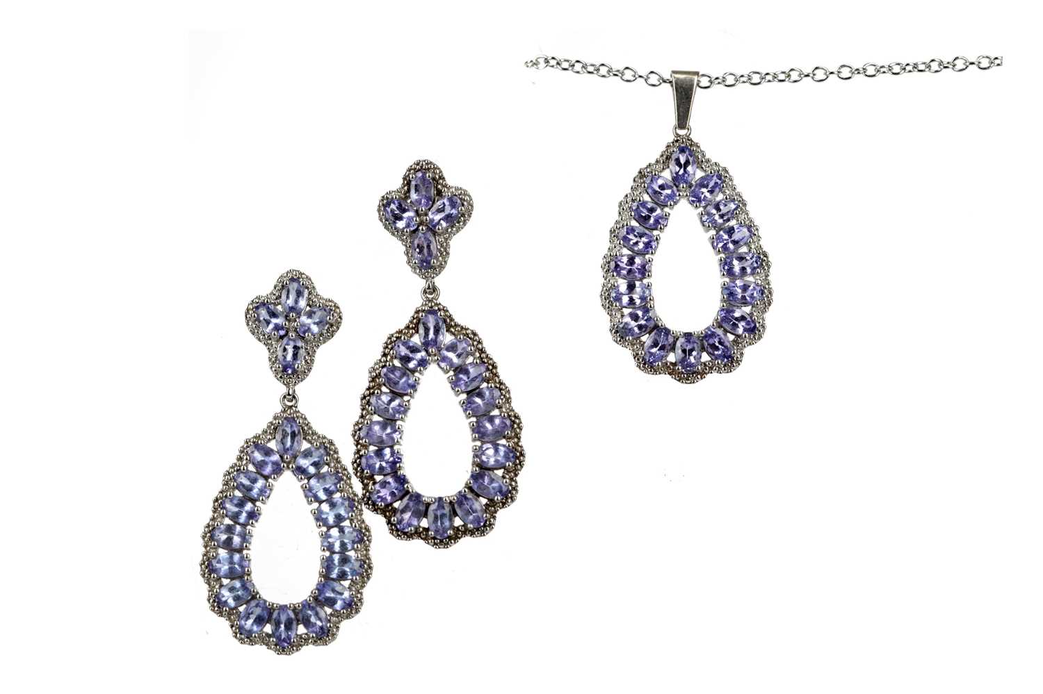 Lot 846 - A TANZANITE NECKLACE AND EARRING SET
