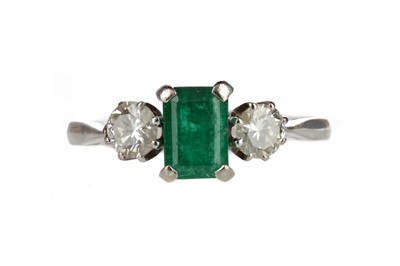 Lot 893 - AN EMERALD AND DIAMOND RING