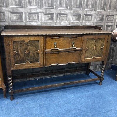 Lot 460 - AN EARLY 20TH CENTURY OAK SIDEBOARD