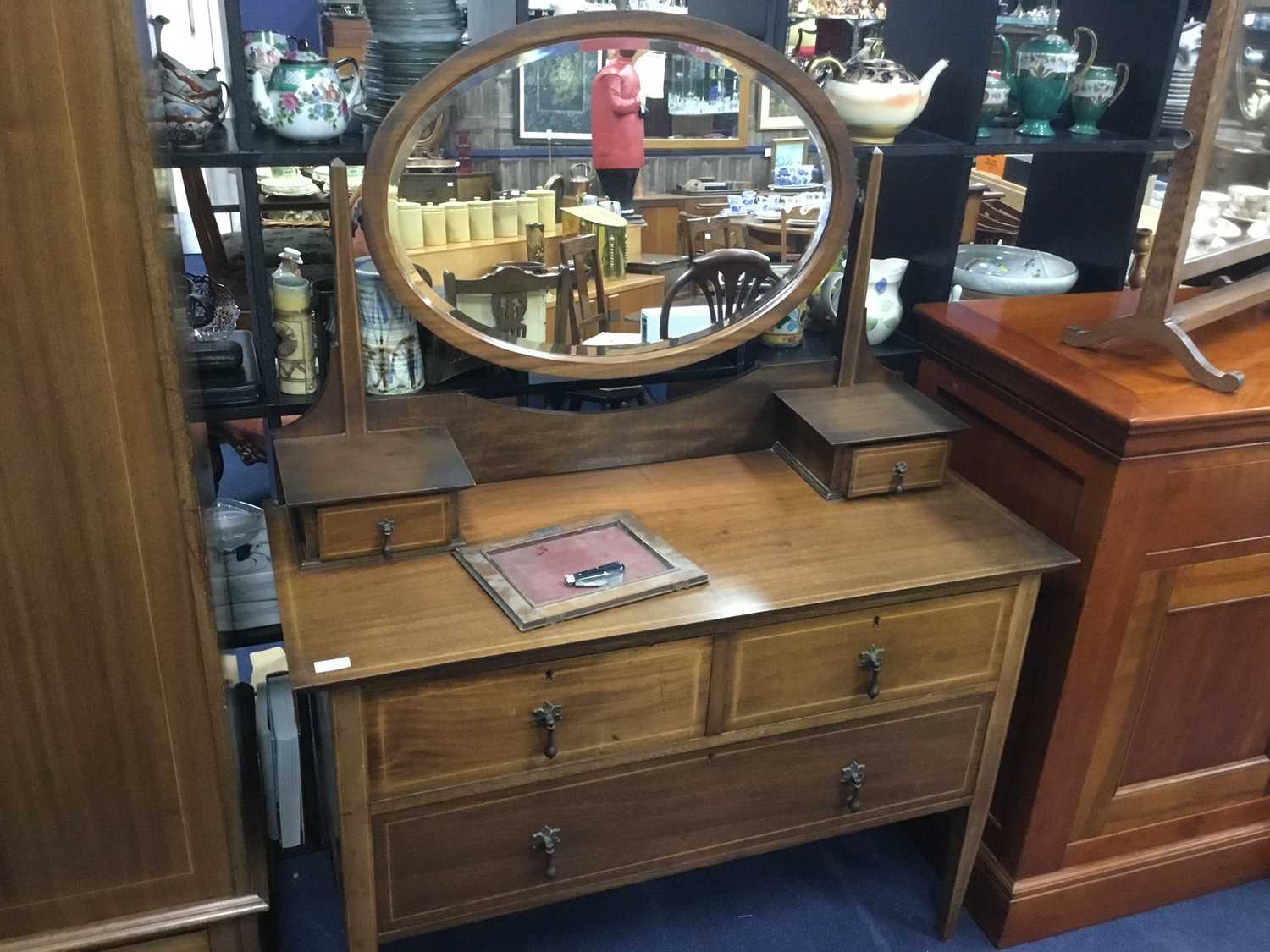 Lot 301 - AN EDWARDIAN INLAID MAHOGANY BEDROOM SUITE