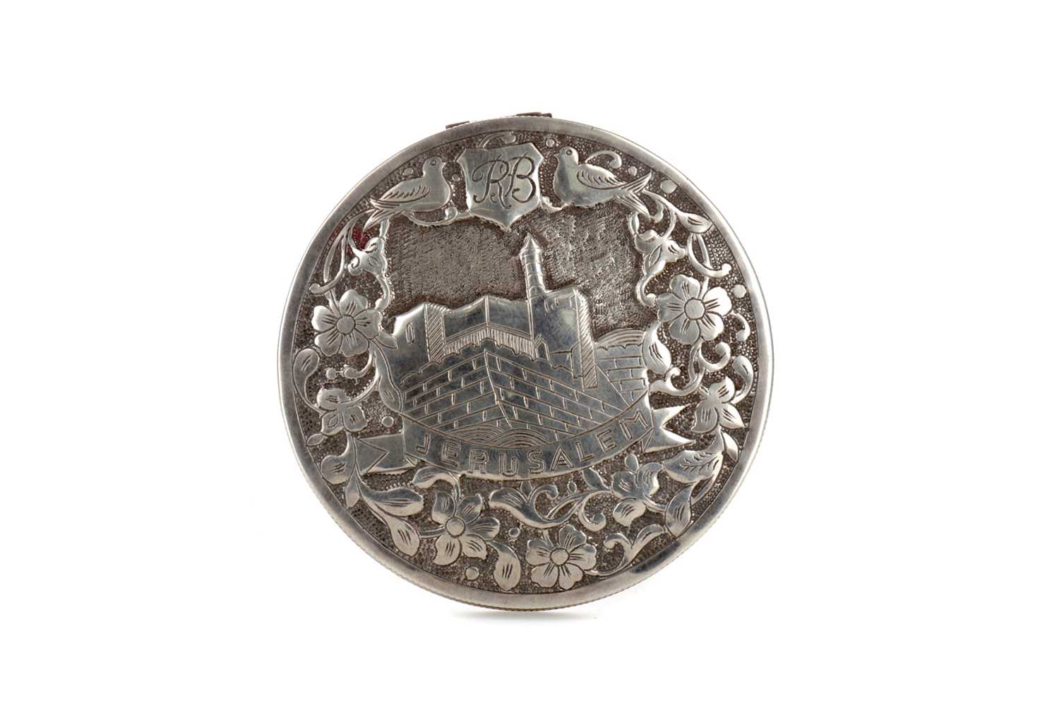 Lot 451 - A EARLY 20TH CENTURY SILVER COMPACT
