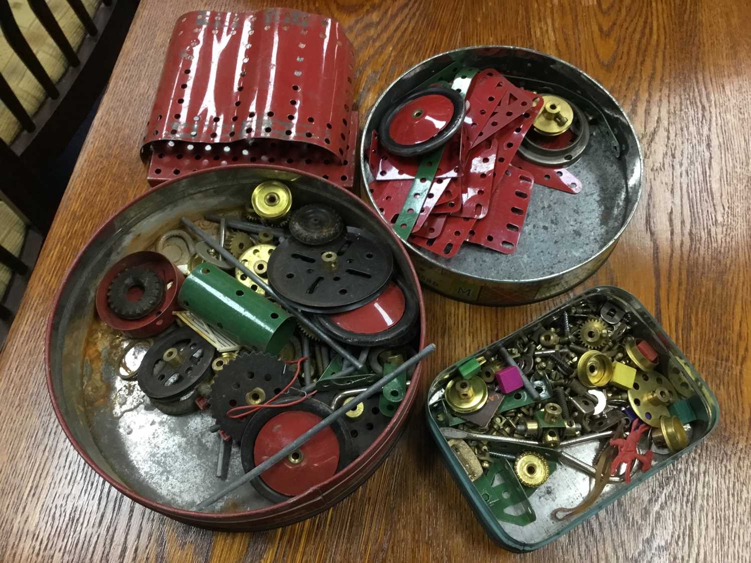 Lot 469 - A VINTAGE MECCANO SET