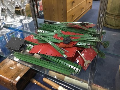 Lot 469 - A VINTAGE MECCANO SET