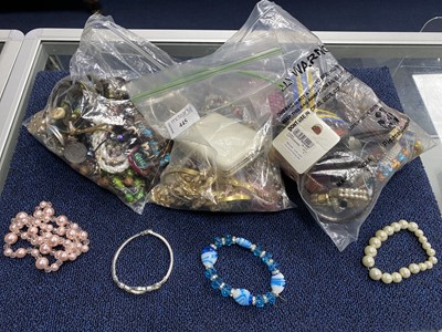 Lot 445 - A COLLECTION OF COSTUME JEWELLERY