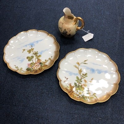 Lot 448 - AN EARLY 20TH CENTURY ROYAL WORCESTER FLORAL PAINTED JUG AND TWO DESSERT PLATES