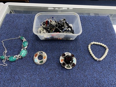 Lot 450 - A COLLECTION OF COSTUME JEWELLERY