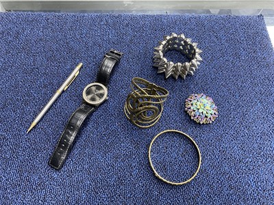 Lot 478 - A COLLECTION OF COSTUME JEWELLERY