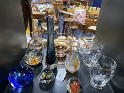 Lot 557 - A LOT OF GLASSWARE