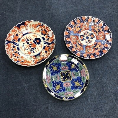 Lot 516 - AN IMARI CHARGER, ANOTHER AND A ROYAL DOULTON CABINET PLATE