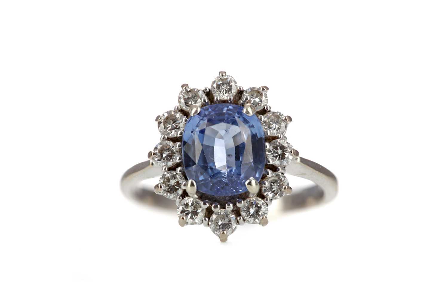 Lot 970 - A SAPPHIRE AND DIAMOND RING