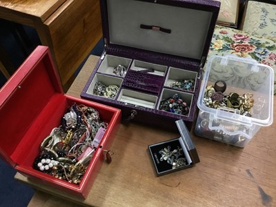 Lot 579 - A LARGE LOT OF COSTUME JEWELLERY
