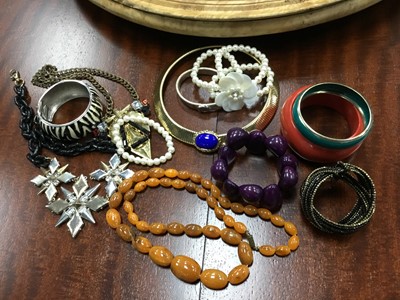 Lot 580 - A LARGE LOT OF COSTUME JEWELLERY