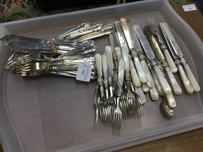 Lot 581 - A LOT OF TWELVE MOTHER OF PEARL HANDLED FRUIT KNIVES AND OTHER ITEMS