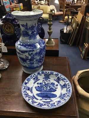 Lot 585 - A LATE 19TH CENTURY CHINESE BLUE AND WHITE VASE AND A PLATE