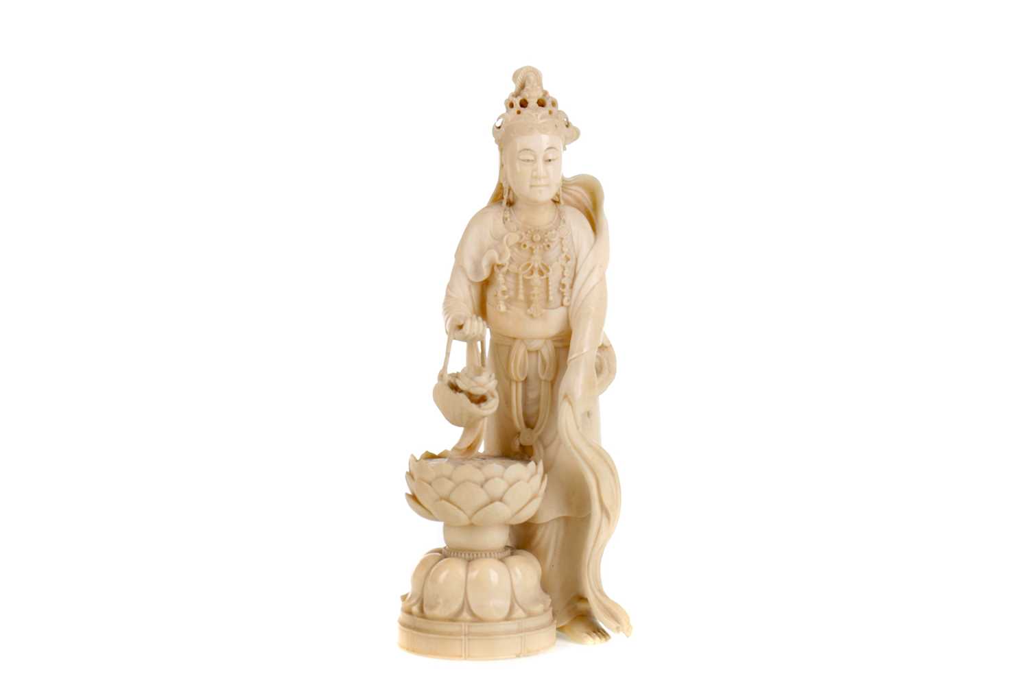 Lot 721 - AN EARLY 20TH CENTURY JAPANESE IVORY CARVING