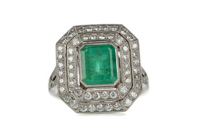 Lot 833 - AN EMERALD AND DIAMOND RING