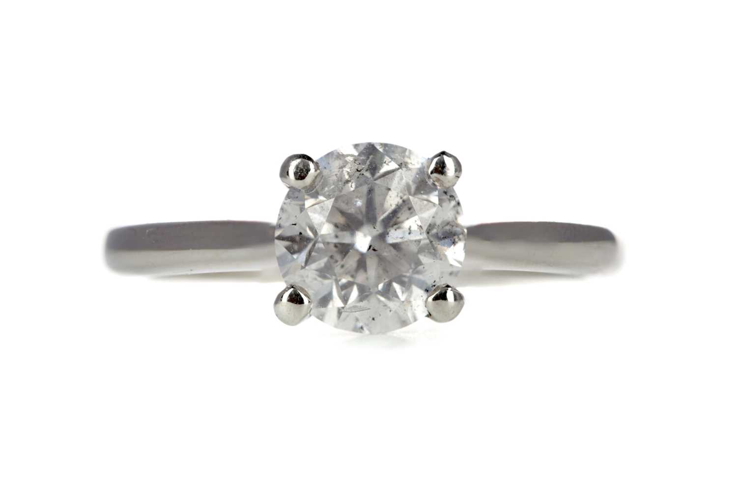Lot 850 - A DIAMOND SOLITAIRE RING