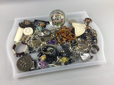 Lot 171 - A COLLECTION OF COSTUME JEWELLERY AND WATCHES