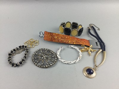 Lot 173 - A COLLECTION OF VINTAGE AND OTHER COSTUME JEWELLERY