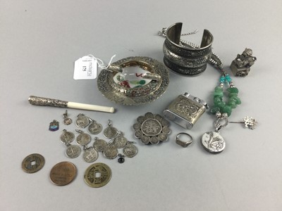 Lot 175 - A CHINESE WHITE METAL AND PORCELAIN ASHTRAY AND OTHER ITEMS