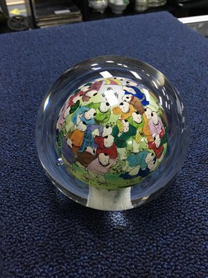 Lot 179 - AN EARLY 20TH CENTURY CHINESE INTERIOR PAINTED GLASS ORB